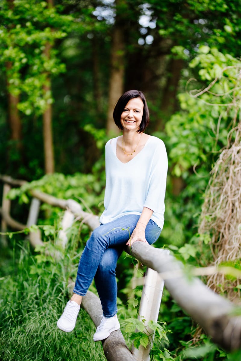 Claudia Lewald auf einem Balken sitzend